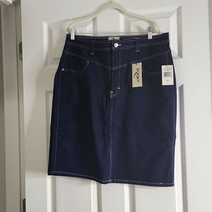 NWT Jordache Vintage dark denim midi skirt in size 32.